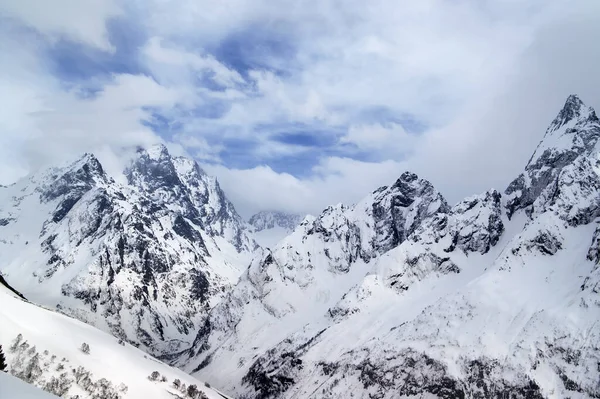 Altos Picos Montanha Cinzentos Cobertos Gelo Nuvens Inverno Cáucaso Montanhas — Fotografia de Stock