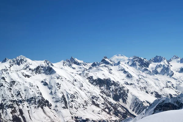 Snötäckta Berg Med Elbrus Bakgrunden Utsikt Från Regionen Dombay Kaukasus — Stockfoto