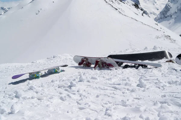 Yüksek Kış Dağlarında Karlı Yamaçlarda Kar Kayakları Kafkas Dağları Dombay — Stok fotoğraf