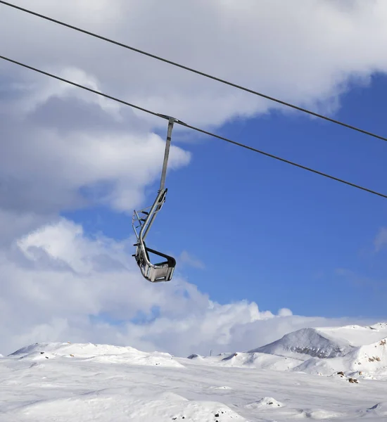 冬の日には雪の斜面 チェアリフト 雲のある青空 — ストック写真