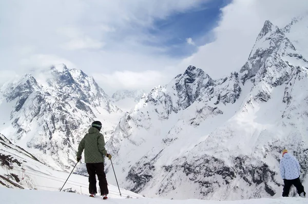 冬の日に高い雪の山の中で自由に滑れるように 滑降前のスキーやスノーボーダー コーカサス山脈 ドムベイ地方 — ストック写真