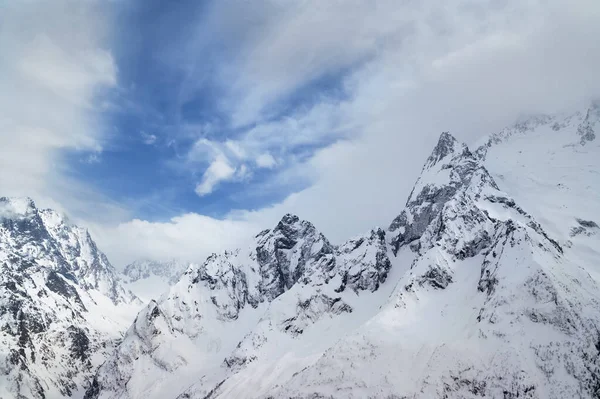 Γκρι Ψηλές Βουνοκορφές Καλυμμένες Πάγο Και Όμορφο Γαλάζιο Ουρανό Σύννεφα — Φωτογραφία Αρχείου