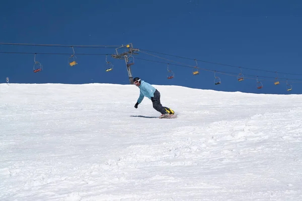 Snowboarder Desciende Pista Esquí Nevada Cielo Con Nieve Las Montañas —  Fotos de Stock