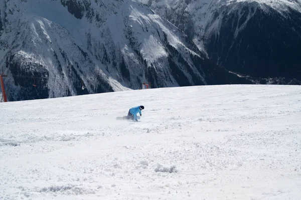 Snowboardos Lefelé Sípályán Magas Havas Hegyekben Napos Téli Napon Kaukázus — Stock Fotó
