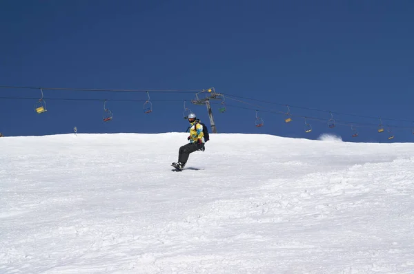 Snowboarder Descend Sur Piste Ski Enneigée Vieux Télésiège Dans Les — Photo