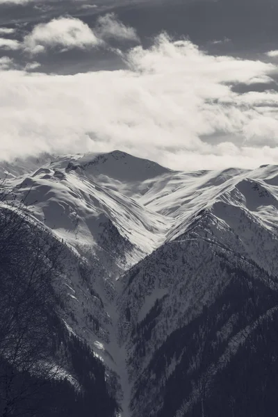 冬日的雪山和天空 阳光明媚 阳光明媚 高加索山脉 格鲁吉亚Svaneti地区 黑白色调的风景 — 图库照片