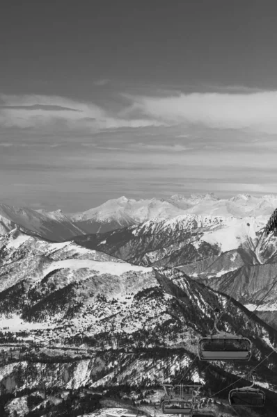 在阳光灿烂的日子 在滑雪胜地和雪山上担任主席 高加索山脉在冬季 格鲁吉亚Svaneti地区 黑白色调的风景 — 图库照片