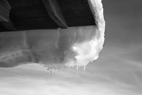 Black White Wooden Roof Hang Snow Cornice Icicle Sun Winter — Stock Photo, Image