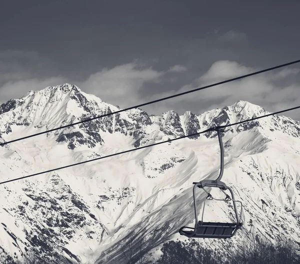 Télésiège Noir Blanc Sur Station Ski Les Montagnes Enneigées Lors — Photo