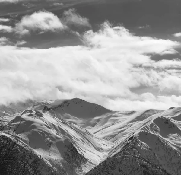 Montañas Invierno Nevadas Blanco Negro Cielo Con Nubes Luz Solar —  Fotos de Stock