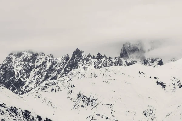 Rotsachtige Bergen Sneeuw Bewolkte Grijze Lucht Winter Kaukasus Gebergte Svaneti — Stockfoto