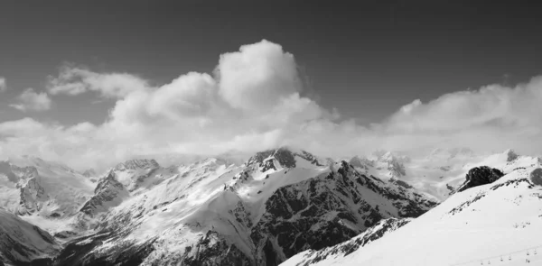 Ασπρόμαυρο Πανόραμα Χιονοδρομικού Κέντρου Και Χιονισμένα Βουνά Στα Σύννεφα Την — Φωτογραφία Αρχείου