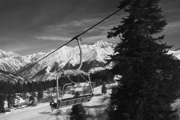 Épinette Télésiège Station Ski Montagnes Enneigées Hiver Par Belle Journée — Photo