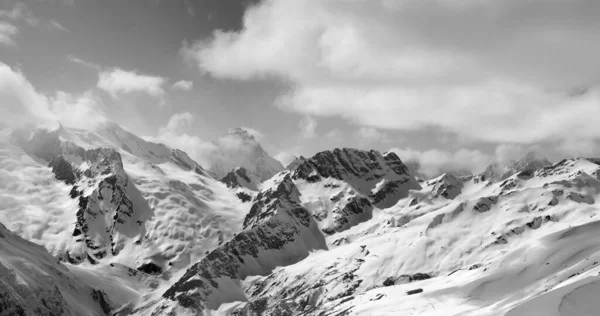 Schwarz Weißes Panorama Eines Schneebedeckten Winterberges Wolken Sonnenabend Kaukasus Region — Stockfoto