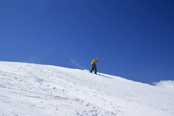 Snowboarder Downhill Piste Slope Blue Clear Sky Caucasus Mountains Region — Stock Photo, Image