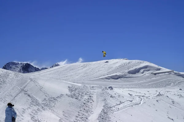 Snowboarder Springen Snowpark Skigebied Zonnige Winterdag Kaukasus Gebergte Regio Dombay — Stockfoto