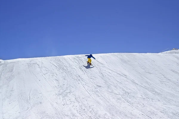 Snowboarder Lefelé Domb Terep Park Síközpont Napsütéses Téli Napon Kaukázus — Stock Fotó