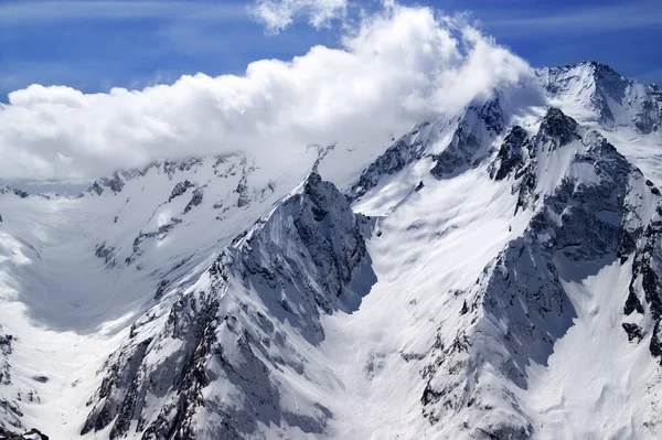 Winterliche Schneeberge Und Blauer Himmel Mit Wolken Schönen Sonnentagen Kaukasus — Stockfoto