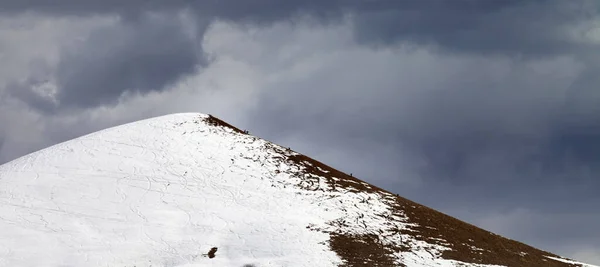 Vista Panorâmica Encosta Fora Piste Céu Cinza Nublado Cáucaso Montanhas — Fotografia de Stock