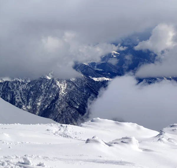 Bulutlardaki Karlı Dağları Seyret Kafkasya Dağları Gürcistan Gudauri Bölgesi — Stok fotoğraf