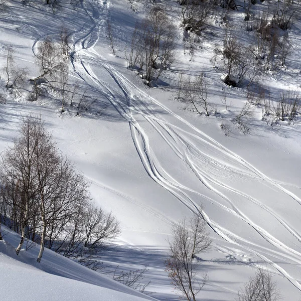 阳光普照的时候 有滑雪板和滑雪板的滑道 格鲁吉亚Svaneti地区Tetnuldi高加索山脉 — 图库照片