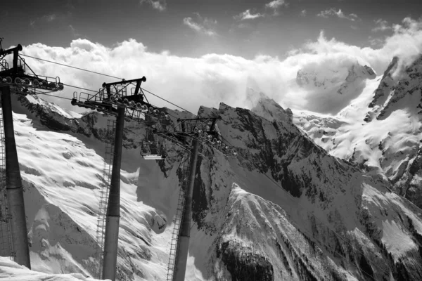 滑雪场缆车上的黑白相间的景色 阳光笼罩下的群山 高加索山区 Dombay地区 — 图库照片