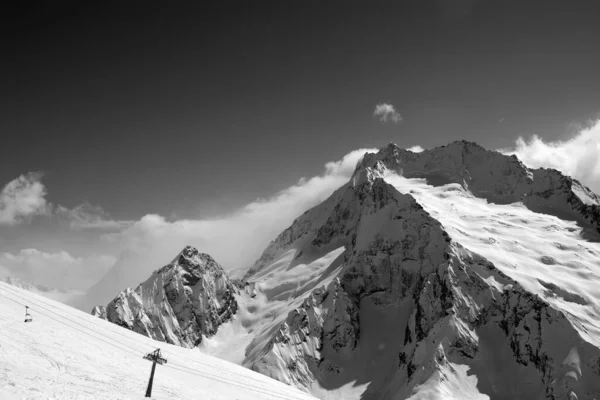 冬季滑雪场和雪山上的黑白景色 高加索山区 Dombay地区 — 图库照片