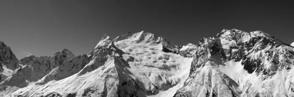 雪山的黑白全景 高加索山脉 东湾地区 从滑雪场看风景 — 图库照片