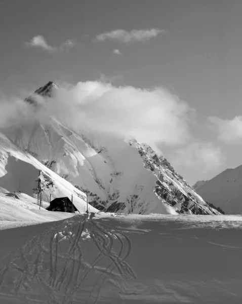 Vista Bianco Nero Sull Hotel Presso Stazione Sciistica Inverno Montagne — Foto Stock