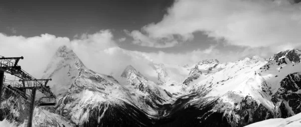 Vista Panorâmica Preto Branco Nas Montanhas Neve Nas Nuvens Cáucaso — Fotografia de Stock