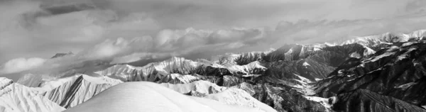 Panorama Bianco Nero Pendii Innevati Fuori Pista Montagne Nuvolose Montagne — Foto Stock