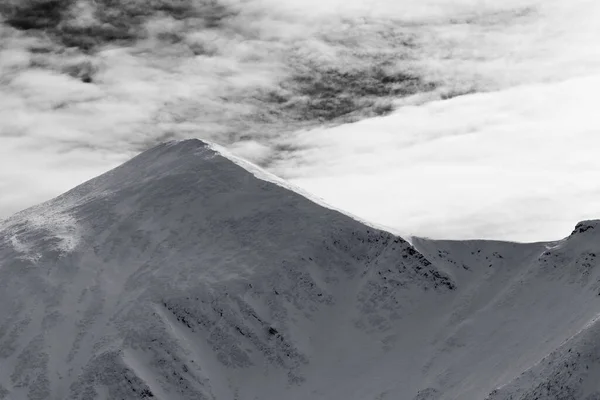 清晨的黑白冬季雪山 乌克兰喀尔巴阡山脉Hoverla山 — 图库照片
