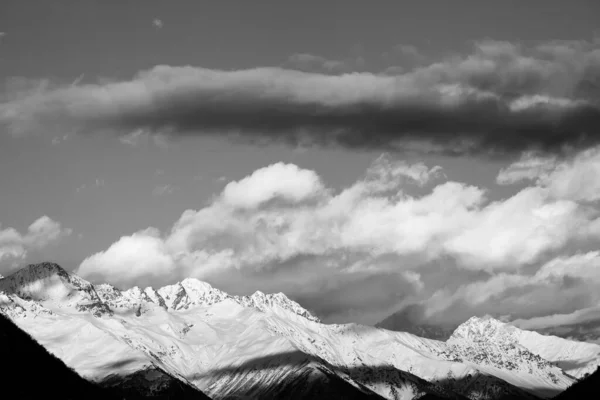 Високі Сніжні Зимові Гори Сонячних Хмарах Сонячний Вечір Кавказькі Гори — стокове фото