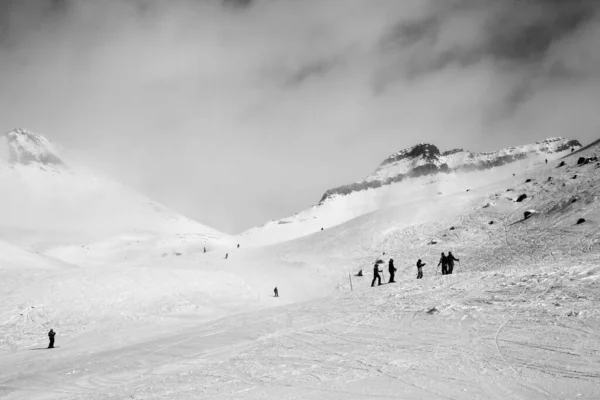 Σκιέρ Και Snowboarders Κατεβαίνουν Χιονισμένη Πλαγιά Σκι Και Συννεφιασμένο Ομιχλώδη — Φωτογραφία Αρχείου