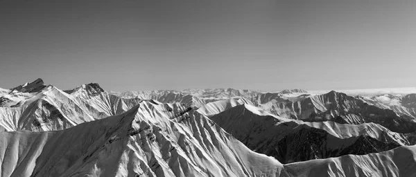 冬季雪山全景 格鲁吉亚高加索山脉 古道里地区 黑白色调的风景 — 图库照片