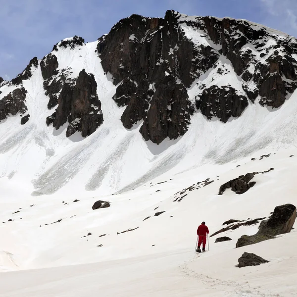 春の日に雪崩の跡が残る雪山のハイカー トルコ カフカル山脈 ポントス山脈の最も高い部分 — ストック写真