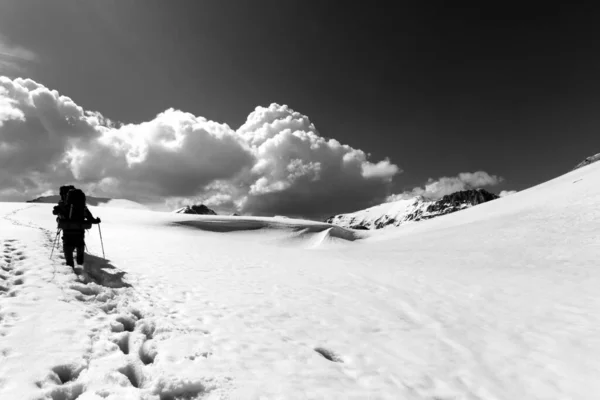 两个徒步旅行者在雪地高原 土耳其 金牛座中部山脉 阿拉达加尔 反金牛座 埃迪格尔高原 Yedi Goller 广角镜 黑白色调的风景 — 图库照片