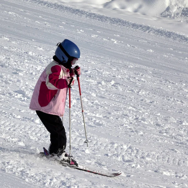 寒冷的冬日早晨 滑雪场上的小滑雪者 — 图库照片
