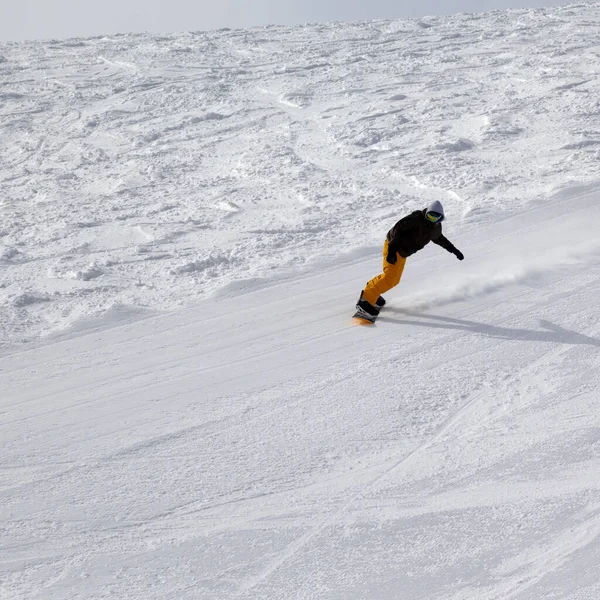 Karlı Kayak Yamacı Soğuk Kış Gününde Snowboardcu — Stok fotoğraf