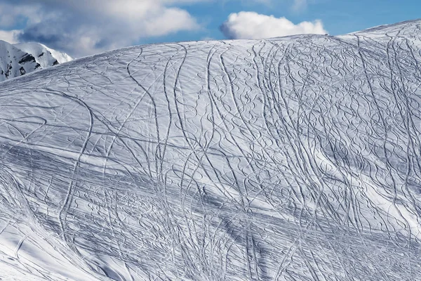 Snowy Piste Inclinação Para Freeriding Com Traços Esquis Snowboards Sol — Fotografia de Stock