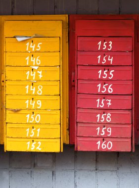 Sarı ve kırmızı posta kutuları