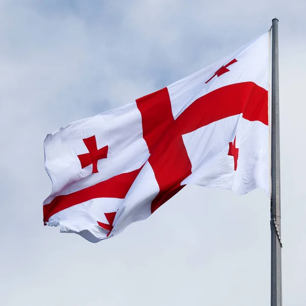 Bandera Georgia Cielo Gris Con Nubes Día Ventoso Vista Primer —  Fotos de Stock