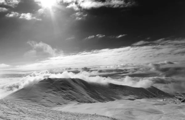 雲と空のオフゲレンデの黒と白の景色と太陽 コーカサス山脈 ジョージア州 グドーリ地方 — ストック写真