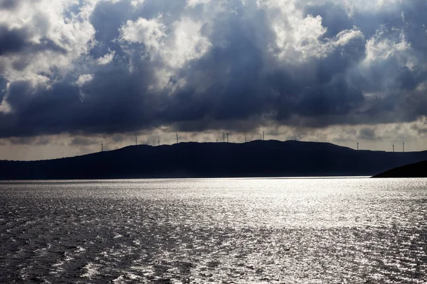 Mar Soleado Parque Eólico Las Montañas Cielo Nublado Antes Tormenta — Foto de Stock