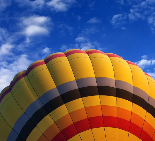 Montgolfière Sur Ciel Bleu Avec Nuages Par Belle Journée Ensoleillée — Photo