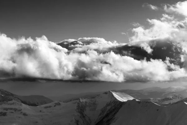 冬日的黑白色群山 夜晚的阳光和云彩 格鲁吉亚高加索山脉 Gudauri地区 — 图库照片
