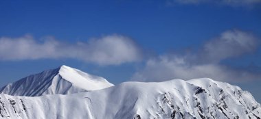 Dağlardaki panoramik manzara ve çığ izleri. Kafkasya Dağları, Gürcistan, Gudauri bölgesi.