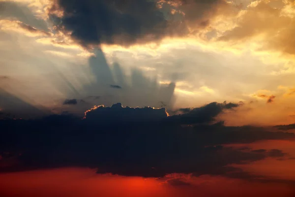 Wielokolorowe Zachody Słońca Niebo Ciemnymi Chmurami Promieniami Słońca — Zdjęcie stockowe
