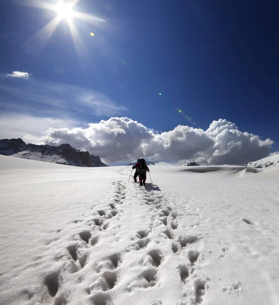 阳光普照的时候 两个徒步旅行者在雪地上 土耳其 金牛座中部山脉 Aladaglar 反金牛座 Edigel高原 Yedi Goller — 图库照片