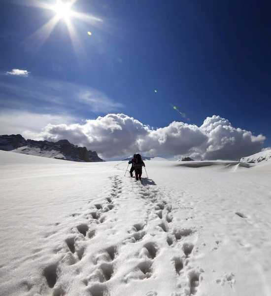 Due Escursionisti Sull Altopiano Innevato Sole Turchia Montagne Del Toro — Foto Stock